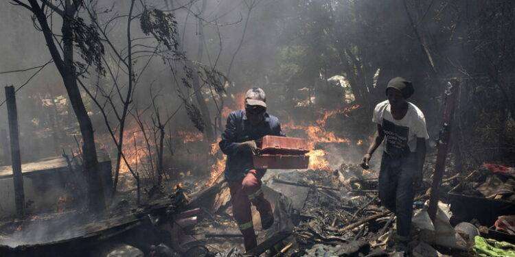 Sudafrica: incendio a Johannesburg, i morti sono 63