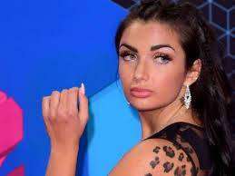 Malore per Elettra Lamborghini prima del concerto: paura per i fan