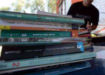 Libri scolastici più cari di 24 euro, allarme dei presidi sardi