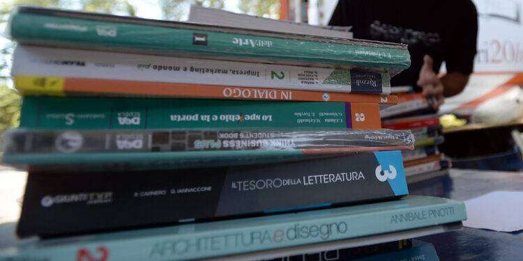 Libri scolastici più cari di 24 euro, allarme dei presidi sardi