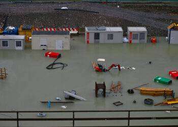 Il maltempo spacca in due l’Italia. Nubifragi e neve al Nord, incendi al Sud