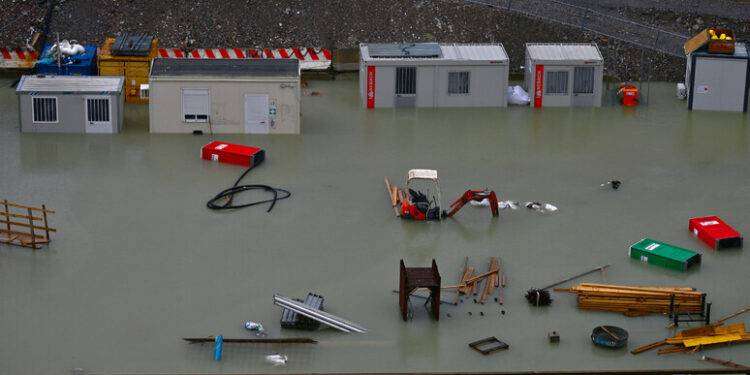 Il maltempo spacca in due l’Italia. Nubifragi e neve al Nord, incendi al Sud