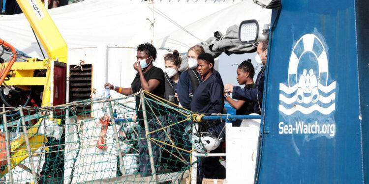 Migranti: nave ong Sea Watch fermata per 20 giorni
