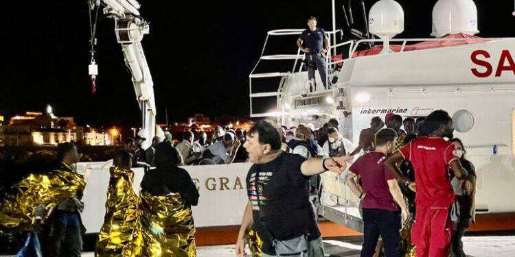 Sbarchi senza sosta a Lampedusa, quasi 4mila in hotspot: sempre più evidente il successo del Governo Meloni