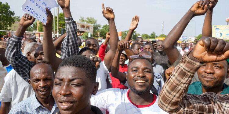 Niger, in migliaia a manifestazione a favore della Russia e di Putin