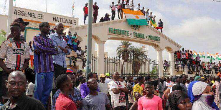 Niger, raduno di decine di migliaia di cittadini liberi in uno stadio a Niamey