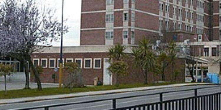 Cadde da un camion, vigile del fuoco muore dopo un anno