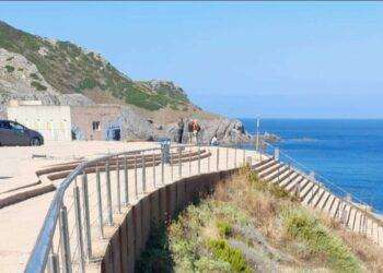 Nuovi parapetti per accedere alla spiaggia dell’Argentiera
