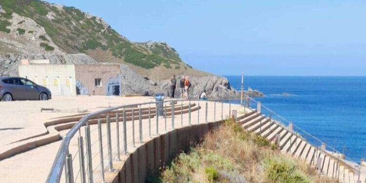 Nuovi parapetti per accedere alla spiaggia dell’Argentiera