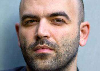 Migranti, Saviano: “Piantedosi farà bagno nello stesso mare dove si continua a morire?”