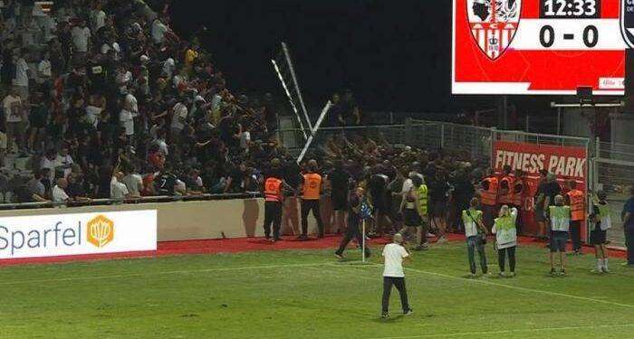 Calcio, la partita Ajaccio-Bordeaux interrotta dopo scontri tra tifosi