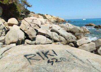 Rocce imbrattate a Villasimius, ‘affronto alle nostre bellezze’