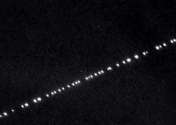 Fila di oggetti luminosi avvistata nei cieli della Sardegna: sono i satelliti Starlink di Elon Musk
