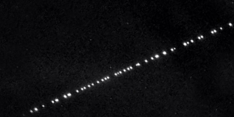 Fila di oggetti luminosi avvistata nei cieli della Sardegna: sono i satelliti Starlink di Elon Musk