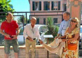 Una targa davanti alla casa di Cervia di Grazia Deledda