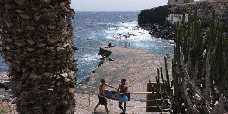 Muore un 25enne italiano travolto da forti onde a Tenerife