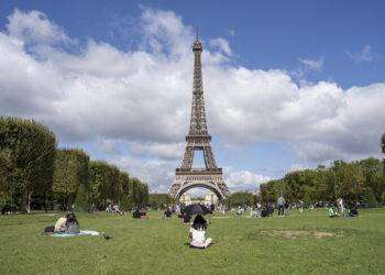 Allarme bomba a Parigi, evacuata la Torre Eiffel