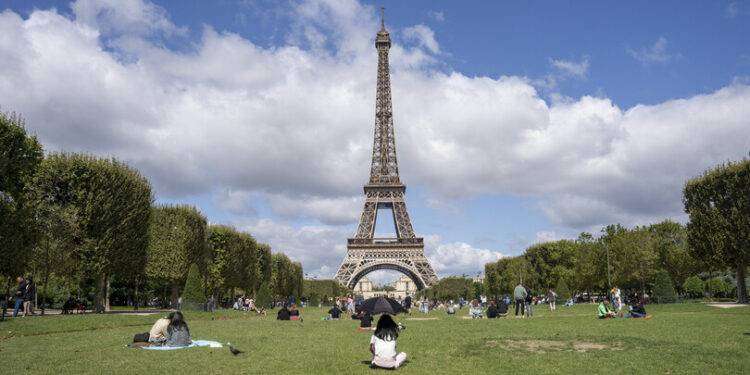 Allarme bomba a Parigi, evacuata la Torre Eiffel
