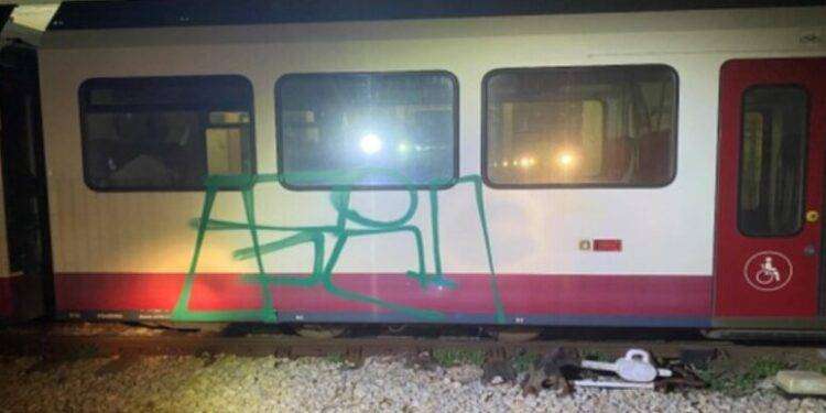 Imbrattano i nuovi treni Arst ad Alghero, denunciati 2 giovani