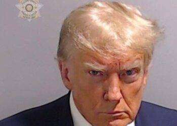 Trump arrestato, storica foto segnaletica e schedatura