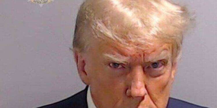 Trump arrestato, storica foto segnaletica e schedatura