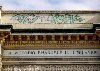 Galleria Vittorio Emanuele vandalizzata dai writers a Milano