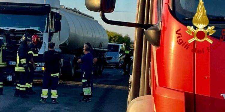 Sbalzato da scooter muore a 23 anni travolto da un’autocisterna