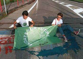 Blocco della raffineria Eni attivisti si incatenano ai cancelli a Pavia