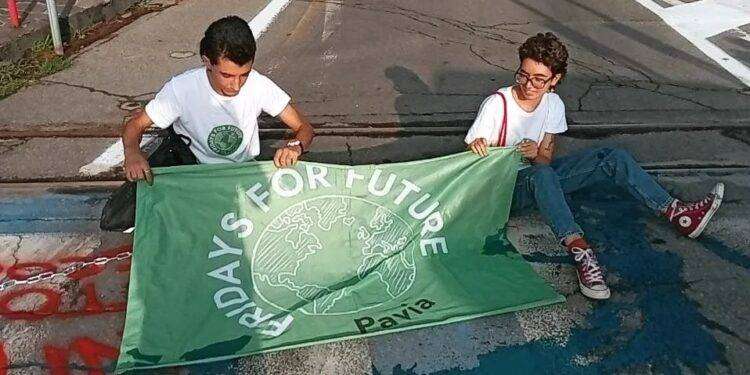 Blocco della raffineria Eni attivisti si incatenano ai cancelli a Pavia