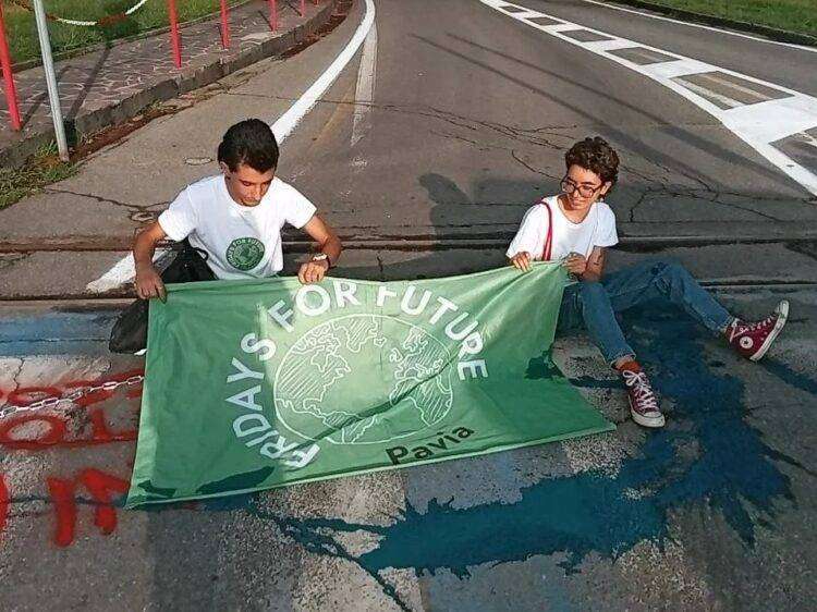 Blocco della raffineria Eni attivisti si incatenano ai cancelli a Pavia