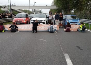 Ultima Generazione Milano, 6 donne bloccano viale Fulvio Testi: tra loro una over 70