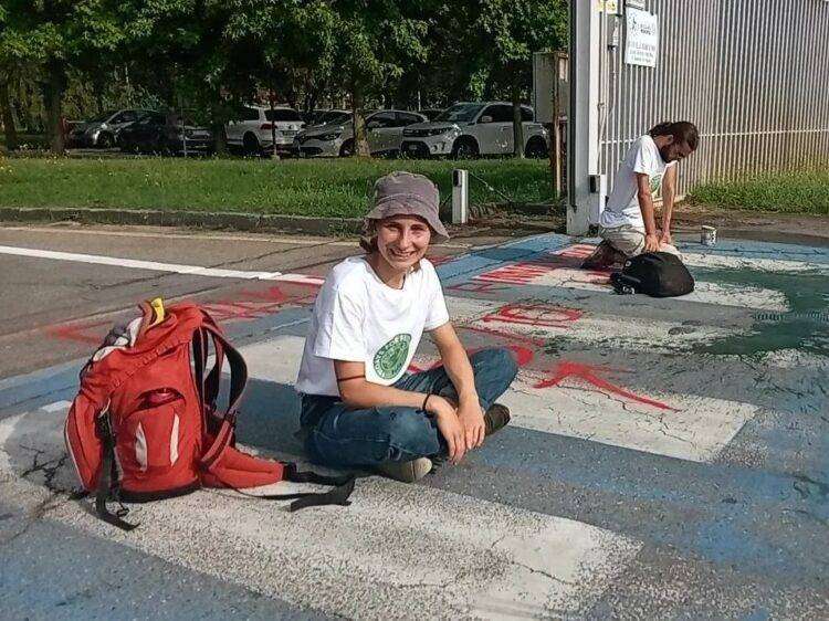 Blocco della raffineria Eni attivisti si incatenano ai cancelli a Pavia