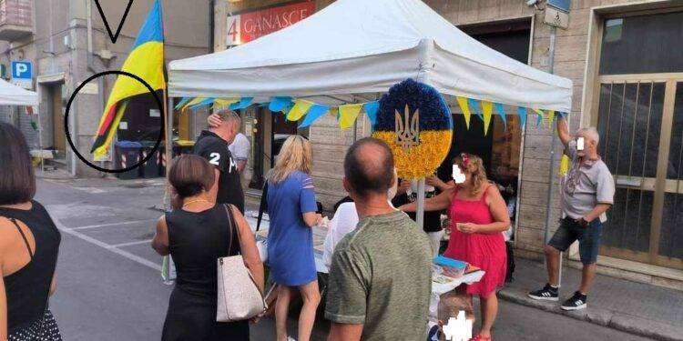 A Quartu nello stand ucraino sventola la bandiera nazista e nazionalista