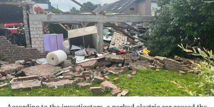 In cittadina tedesca l’esplosione di un’auto elettrica fa enormi danni in una zona residenziale