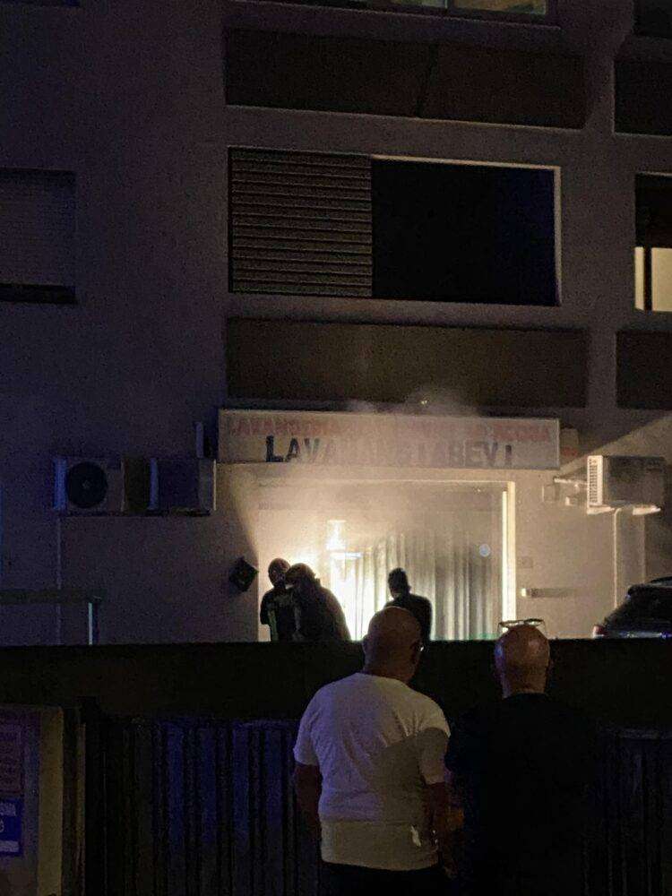 Paura a Quartu, in fiamme lavanderia a gettoni