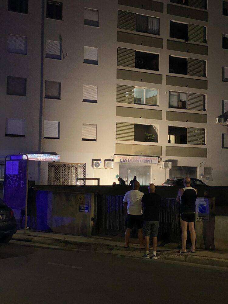 Paura a Quartu, in fiamme lavanderia a gettoni