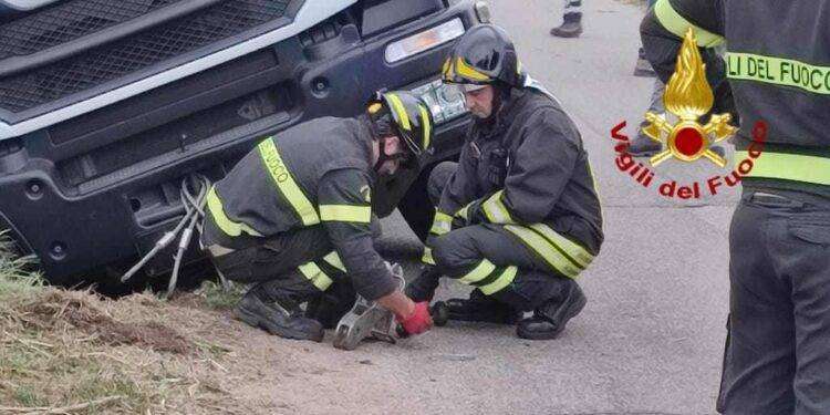 Grosso camion sprofonda in cunetta e rischia di ribaltarsi
