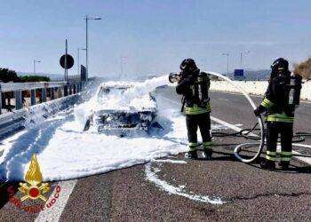 Olbia, paura per un automobilista: l’auto prende fuoco