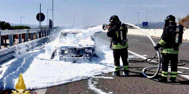 Olbia, paura per un automobilista: l’auto prende fuoco