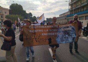 Cagliari, migliaia in piazza contro la speculazione energetica