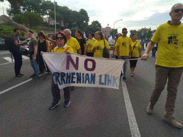 Cagliari, migliaia in piazza contro la speculazione energetica