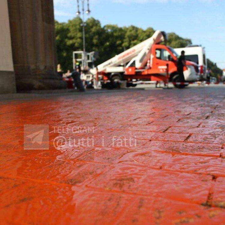 Germania, attivisti di “Last Generation” spruzzano vernice sulla Porta di Brandeburgo