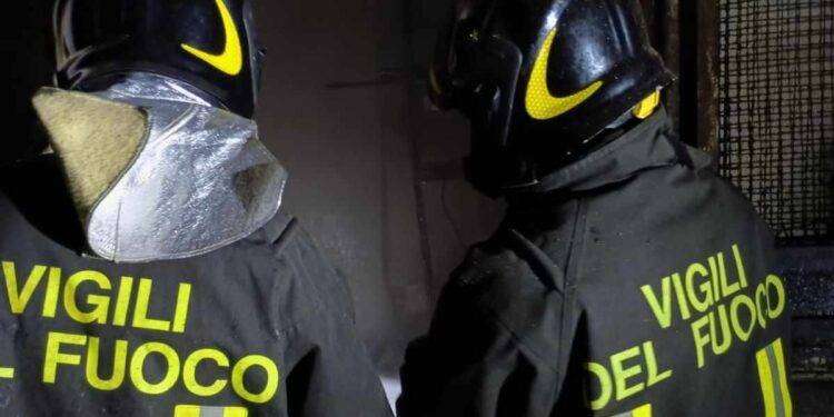 Porto Torres, fiamme in un condominio: evacuata la palazzina