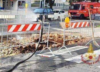 Cagliari, fuga di gas dalla rete cittadina in via Scano, strada chiusa al transito