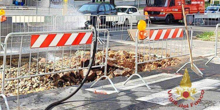 Cagliari, fuga di gas dalla rete cittadina in via Scano, strada chiusa al transito
