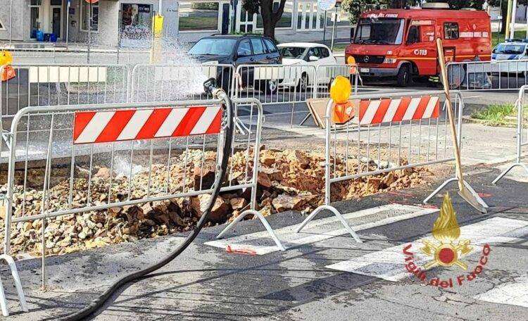 Cagliari, fuga di gas dalla rete cittadina in via Scano, strada chiusa al transito