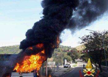 Paura a Ittiri, in fiamme alcuni pneumatici vicino ad un distributore