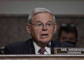 Usa, senatore Bob Menendez, falco delle sanzioni contro la Russia, incriminato per tangenti: riscuoteva anche in lingotti d’oro
