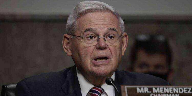 Usa, senatore Bob Menendez, falco delle sanzioni contro la Russia, incriminato per tangenti: riscuoteva anche in lingotti d’oro