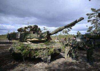 Primo lotto di carri armati Abrams americani arrivati in Ucraina, la Russia: “Anche questi bruceranno”